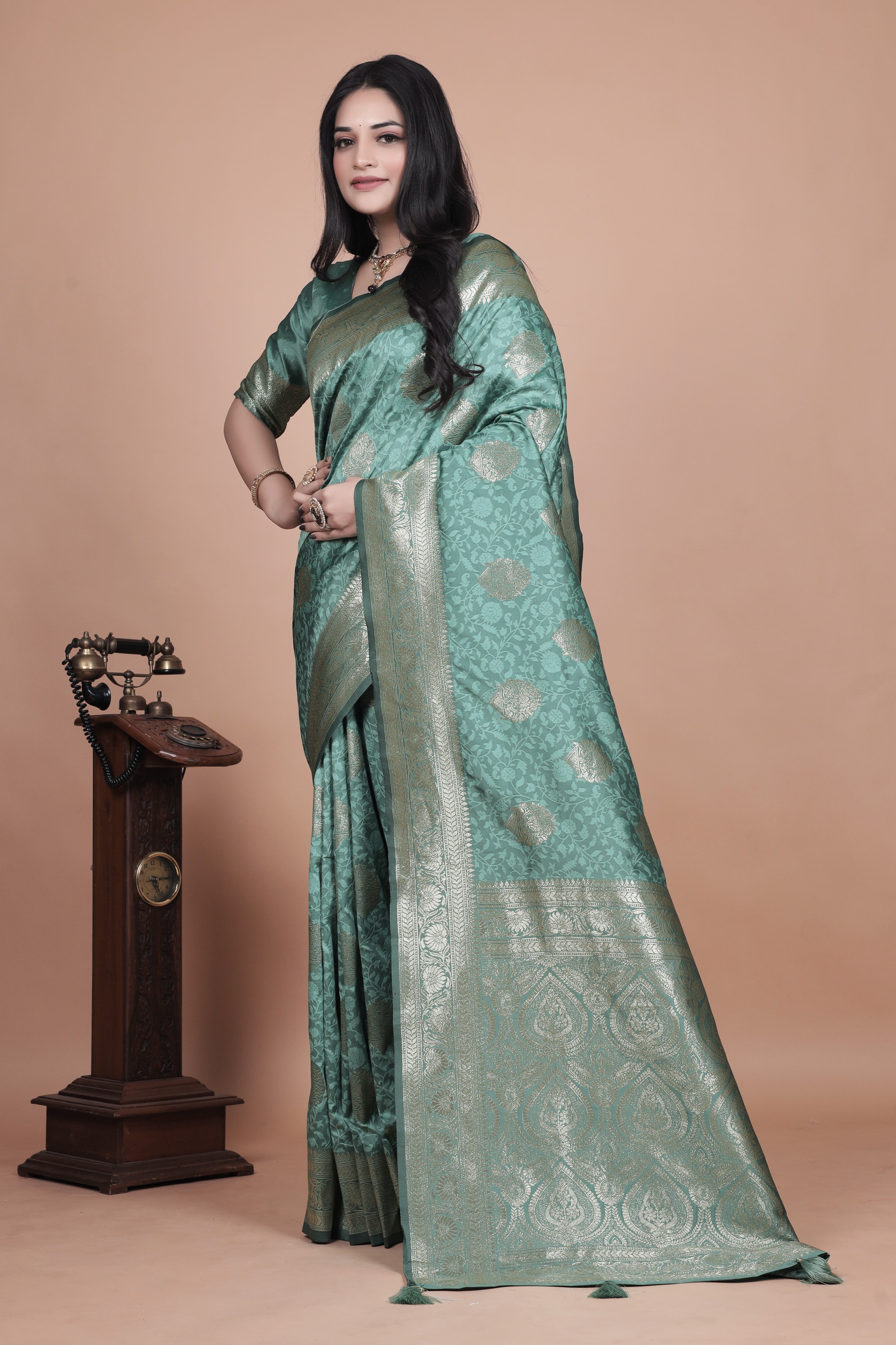 Banarasi Silk Saree with Gold Zari Butti & Ornate Pallu with 4 color option ✨💠